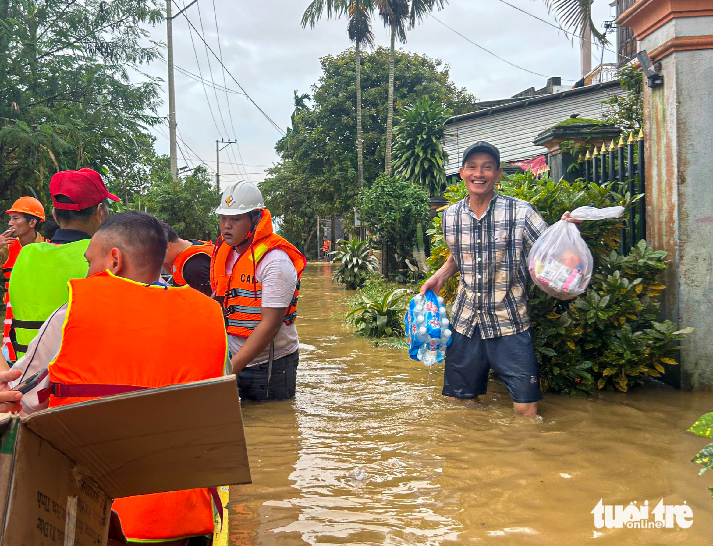 救援物资送达被洪水围困多日的武嘉河畔居民